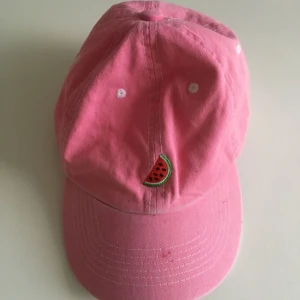  - Snygg keps från Unif med en vattenmelonhalva på framsidan! Använd vid två tillfällen så i fint skick, en liten fläck på skärmen, men inget som stör!😀🍉🍉🍉✨❤️  Eventuell frakt betalas av köparen😙✨❤️