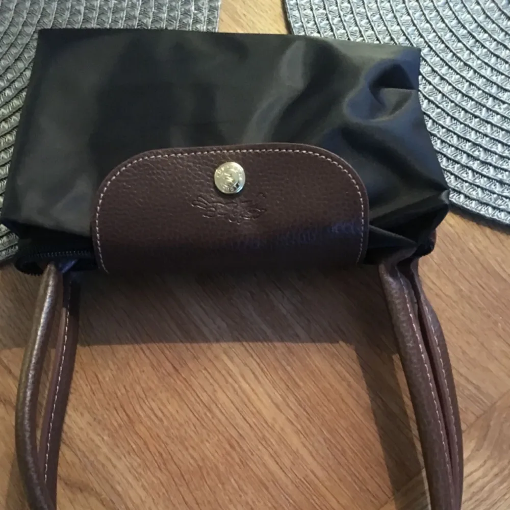 Longchamp väska svart i storlek Medium Var en gåva. Väskor.