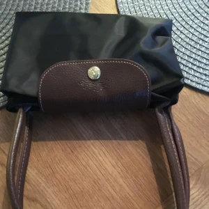  - Longchamp väska svart i storlek Medium Var en gåva