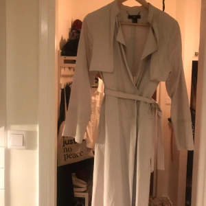  - BEIGE TRENCH COAT Strl 36  H&M TREND Två fickor 