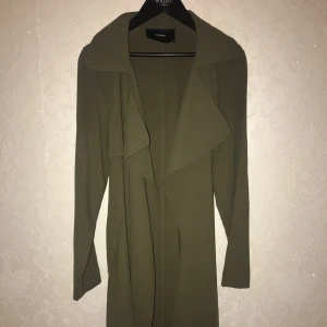  - En jätte snygg militärgrön kappa från bikbok, i X-Small, använd en hel del. Den är lång. Ordinarie pris runt 500