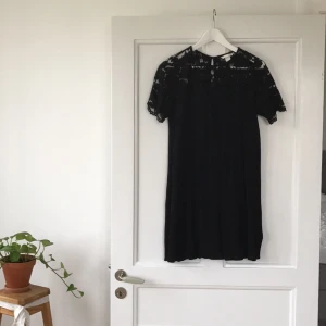  - Vacker klänning med spets från H&M. Stl 36. Faller fint, ej tight. Går ner för halva låren på mig (170cm).  Jättefint skick! Köparen står för frakten som är 30kr. 