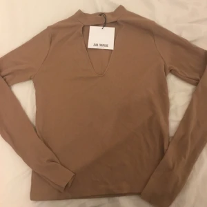  - Ett paket med helt nya toppar. Den första är en nude ribbad topp från Zara med en halvpolo och cutout vid bröstet. Den andra är en kortare, ribbad topp med urringning och knappar på bröstet, från Nelly. Den sista är glittrig och blir jäkligt snygg till fest! Även den från Nelly. Jag själv har storlek 38 och alla sitter lika snyggt.