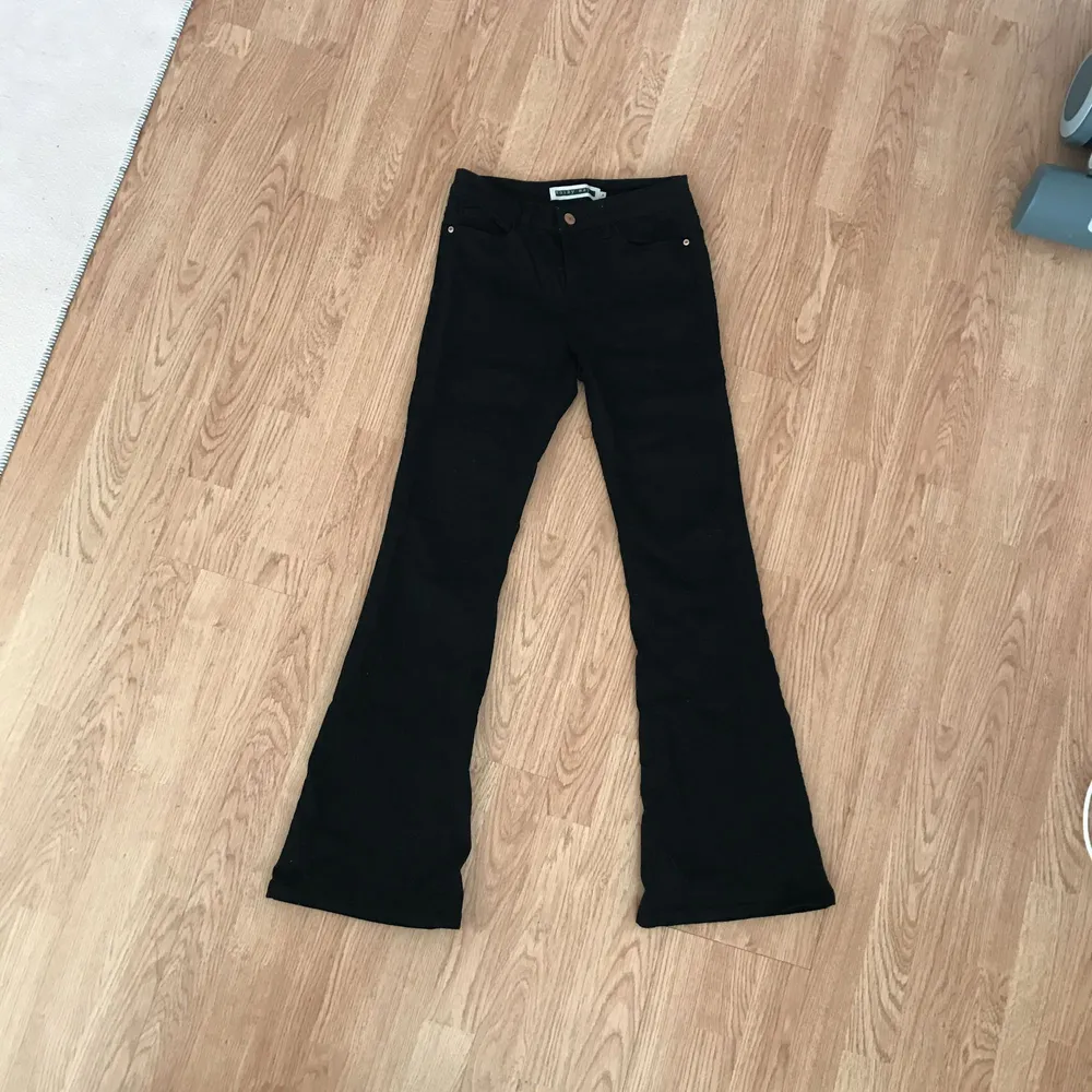 Svarta jeans i stretchigt material med utsvängda ben. Jättebra passform, sitter supersnyggt! Använda ett par gånger. Jeans & Byxor.