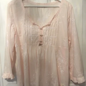  - Odd molly blus, knappt använd och i nyskick. Säljes pga att den tyvärr är för stor för mig. 