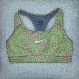 Nike sport top, Helt ny & oanvänd! Ljusgrön och rosa.