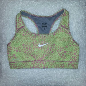  - Nike sport top, Helt ny & oanvänd! Ljusgrön och rosa.