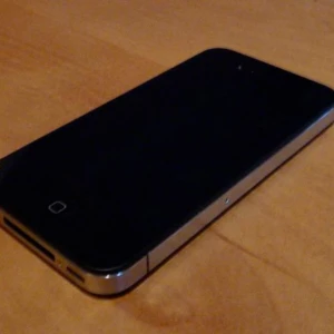  - IPhone 4s låst till hallon och tre