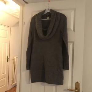  - Stickad klänning/ tunika från HM.  Strl S.   Frakt 56kr