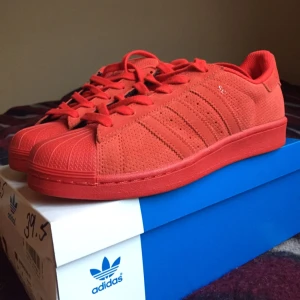  - Helt nya. Ord.pris 1000 kr.