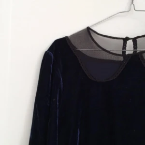  - Navy sammetsklänning beställd från Urban outfitters! Älskar den men kommer inte till användning.