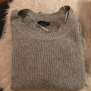  - Stickad tröja från Tommy Hilfiger, tight passform. Super snygg och mysig! 