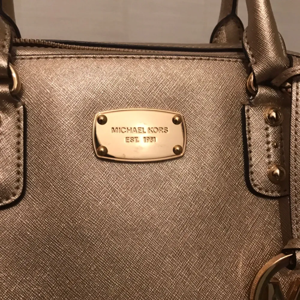 Michael kors handbag. Perfect condition. Lightly used. . Väskor.