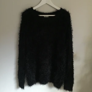  - Gosigaste fluff-lurv-tröjan. Säljes pga att den helt enkelt inte kommer till användning. Superfint skick!  ✨Hämtas i Karlskrona // Frakt betalas av köparen  Priset kan eventuellt diskuteras✨