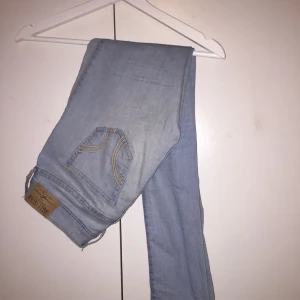  - Ljusa mycket stretchiga jeans från hollister. Storlek W25 L31, men skulle säga att de passar för större både i midjan och på längden. En W27 L32 kommer lätt i dem. Lite slitna på sömmen precis mellan benen (bild 3) , men inget som syns när man har på dem.