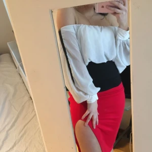  - festlig offshoulder topp / blus med en svart detalj på sidan av ärmarna. Toppen har en dragkedja där bak på ryggen. 