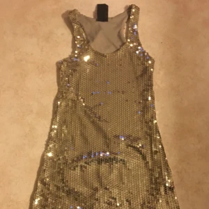  - Den i guld är använd 1 gång Den svarta är endast provad Båda är som nya