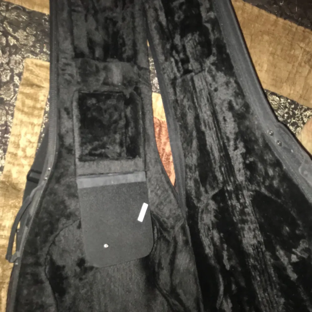 En Alhambra gitarr i mycket bra skick. Sällan spelad på. En väska från märket Gator Cases medföljer  . Övrigt.