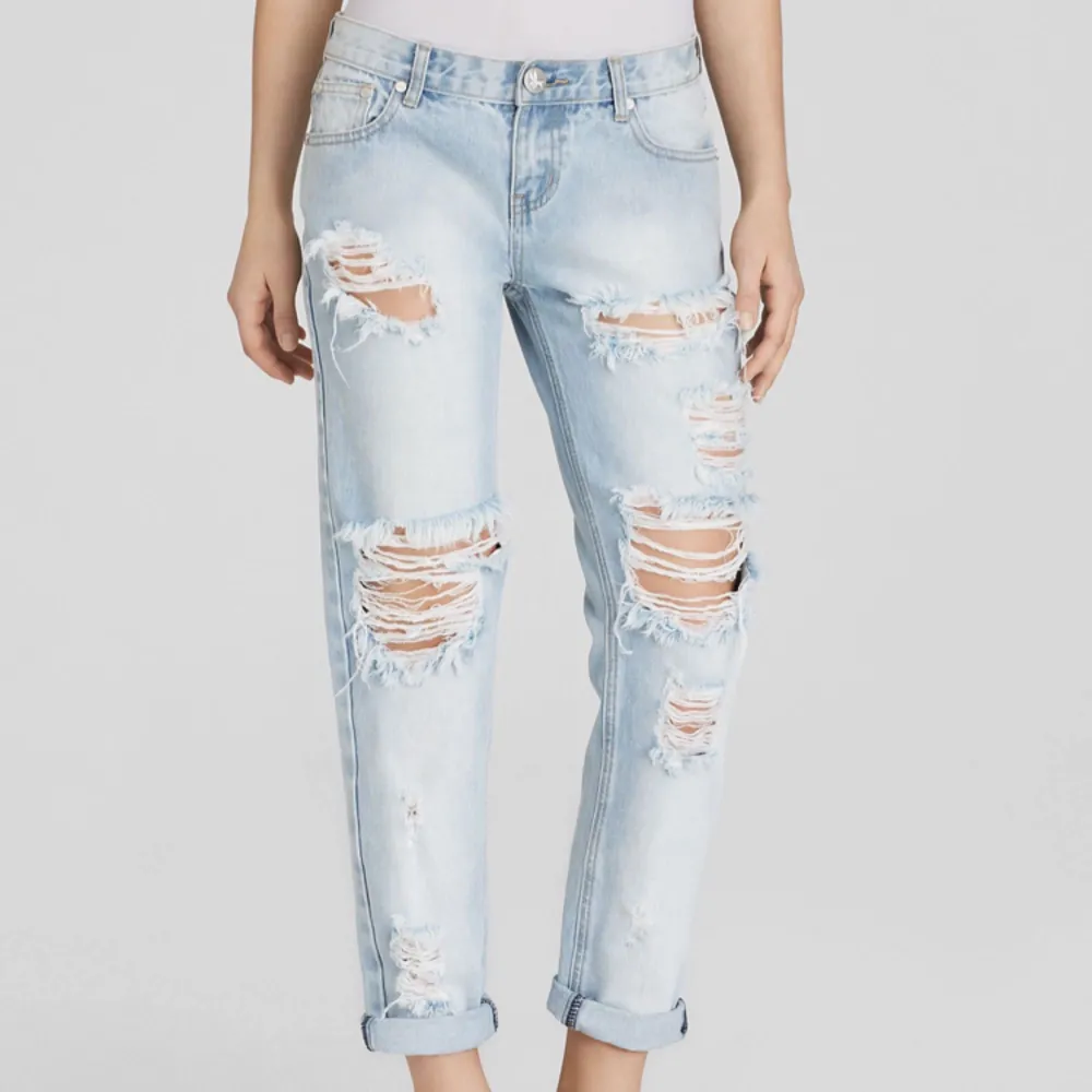 Snygga boyfriend jeans med slitningar. Aldrig använda, prislapp kvar🌸. Jeans & Byxor.