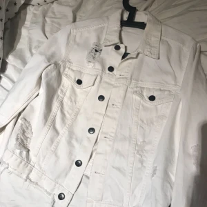  - Storlek 40 men är som 36/38 då den är liten i storleken. Använd 1 gång så i nytt skick! Köparen står för frakten 