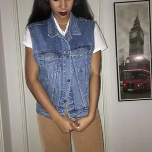  - Snygg jeansväst i toppskick. Finns i Stockholm eller kan skickas mot fraktkostnaden.
