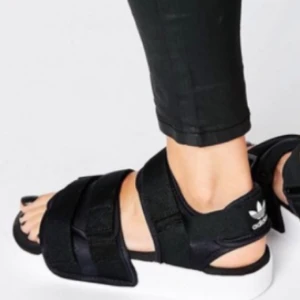  - Adidas originals adilette chunky strap sandal. Aldrig använda! Endast för upphämtning i Sthlm. 