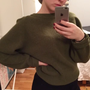  - Stickad grön tröja från weekday. Sparsamt använd 