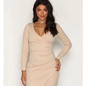  - Jätte fin v-ringad klänning. Bara testad! 