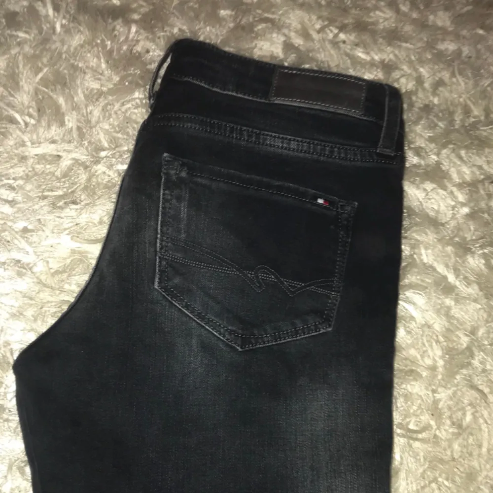 Tommy Hilfiger jeans i en svart blå färg, endast  testade. Nypris 1199 . Jeans & Byxor.