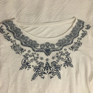  - Från märket Springfield, går att vika upp armarna till 3/4 (syns på bild tre). 🌸