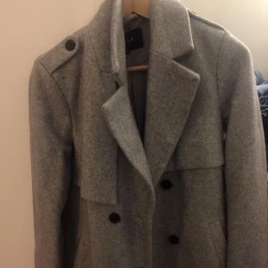  - Grå vinterkappa från vila. Passar perfekt nu till vinter/vår!