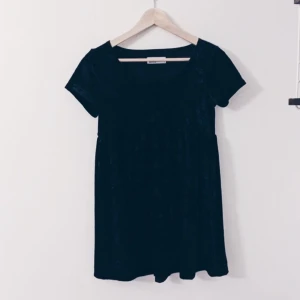  - Sammetsklänning i babydoll-modell. Resår högt upp, jättefint fall. 