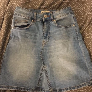  - Supersöt kjol från Gina! Midjan är väldigt strechig och skulle nog säga att storleken är XS-S. 