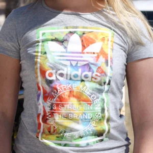 - Adidas t-shirt, knappt använd , frakt 20 kr