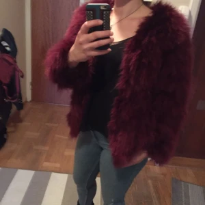  - Struts pälsjacka vinröd storlek 38 . Passar small / medium . Märke Kopenhagen by Andersen .  Jackan är i fint skick  Kan skickas mot frakt kostnad eller hämtas i Kungsbacka . 