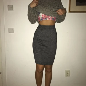  - Världens skönaste kjol. Väldigt elastisk och mjuk i tyget, perfekt att slänga på sig en varm sommardag när du vill vara bekväm men ändå fräsch.  Köparen står för eventuell frakt ❤️