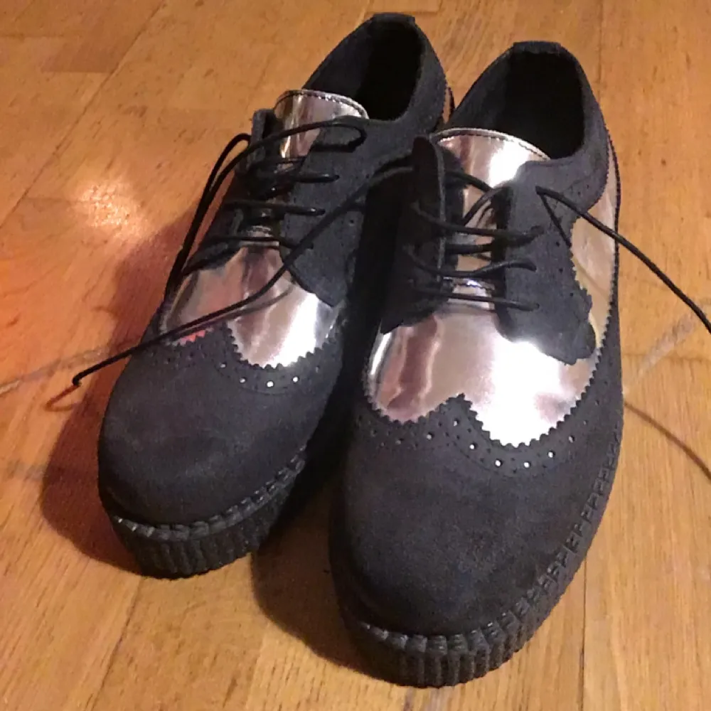 Svinsnygga skor från underground, Köpta i London förra året. Har aldrig använt dem så de är i perfekt skick och bara testade inomhus. De är ganska rejäla/ solida och går att Ha även vintertid. Platåsula. ( Kostade 1500 kr nya. ) . Skor.