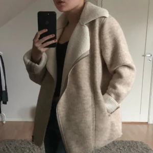  - Skitsnygg jacka!! otroligt skön och bekväm att ha på sig och går att matcha ihop med det mesta<3