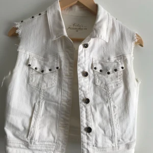  - Jeansväst i vit med fina detaljer. Aldrig använd. 