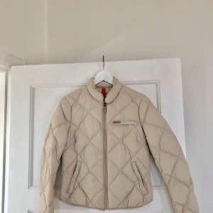  - Klassisk light beige dunjacka från Peak Performance i storlek S. Sparsamt använd så i fint skick. Skickas med PostNord spårbart 90 kr eller möts upp i Stockholm. 