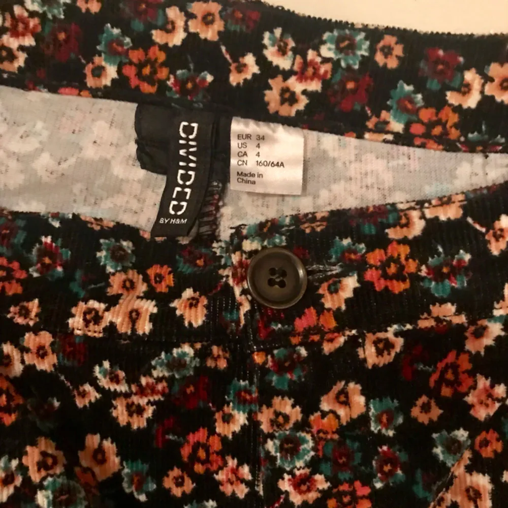Snygga blommiga shorts från H&M . Shorts.