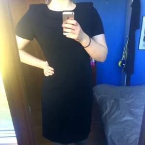  - Knälång klänning i superfint skick, fin kvalité.