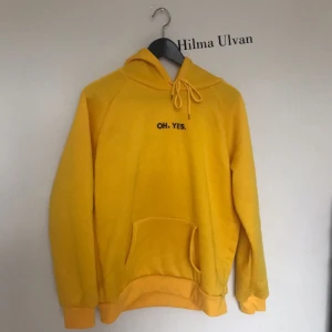  - En fin hoodie utan något speciellt märke. Passar till en small och medium. Betalas endast med swish. Vid intresse av köp kontakta mig på snapchat: corneliavilja