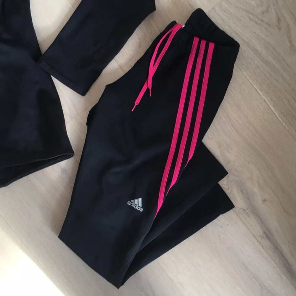 Träningsset från Adidas där byxorna är S och tröjan är M. Hoodies.