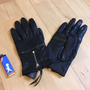  - Ett par fina handskar i storlek L men då de har mycket stretch passar de även mig med små händer men samtidigt folk med större händer. Gjorda i 100% polyester. Tror de är från H&M
