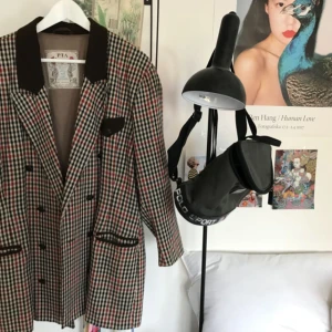  - Ärvd kavaj i skitsnyggt mönster. Funkar som en kappa eller nästan som en klänning om man känner för det. Kvaliten är otrolig och den är i fint skick.  Frakt inräknad i priset 