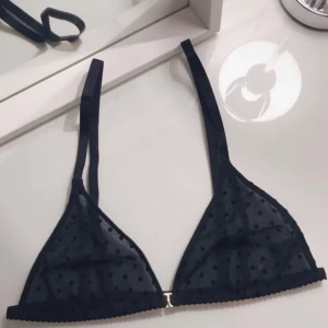  - Jättefin svart bralette från Na-kd i storlek S. Använd en gång. Frakt tillkommer med 15 kr. Betalning med swish