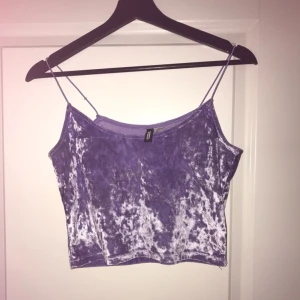  - Lila linne/crop top från h&m, endast använd 1 gång. Möts upp i Sundsvall eller så tillkommer frakt (20kr)