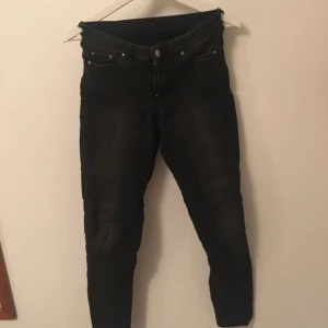  - Jeans från weekday, väääldigt stretchiga så skulle kunna passa strl 26-28 i midjan, eller ca XS och small. Grå svarta, halv högmidjade