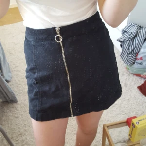  - svart kjol, passar till allt. passar fint på också. frakt tillkommer 